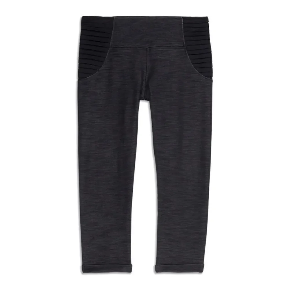 Lululemon Women's Aphrodite Crop Pants Black 8 Casual Cropped Gym Athleisure